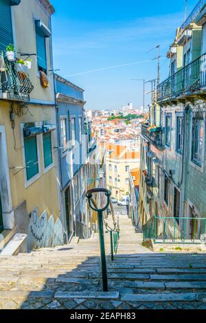 Ripida scalinata nella città portoghese di Lisbona. Foto Stock