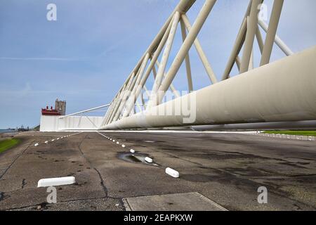 Struttura di un cancello mobile a barriera contro le alluvioni Foto Stock