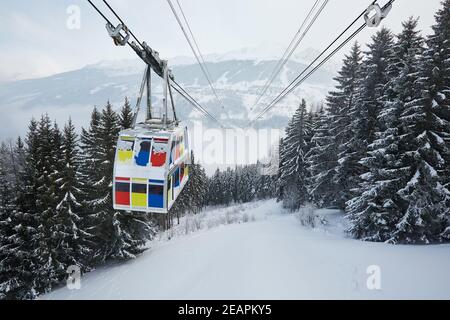 Sci lift cabina sopra una valle Foto Stock