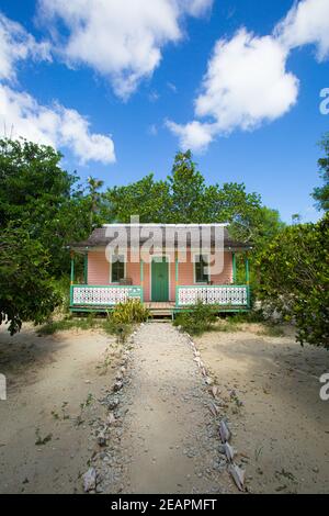 Tradizionale casa Cayman colorata, con giardino di sabbia. Giardini botanici Queen Elizabeth. Grand Cayman, Isole Cayman Foto Stock