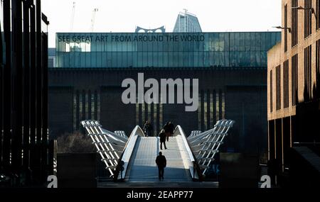 Millennium Bridge guardando verso la Tate Gallery Foto Stock