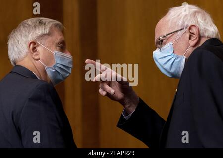 Bernie Sanders, i-Vt., (R) e Lindsey Graham, R-S. C., intervengo durante una commissione del Senato sull'audizione di bilancio su Neera Tanden, nominato dal presidente Joe Biden per direttore dell'Ufficio di Gestione e bilancio (OMB), Capitol Hill a Washington, mercoledì 10 febbraio 2021. Foto piscina di Andrew Harnik/UPI Foto Stock