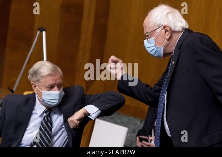 Bernie Sanders, i-Vt., (R) e Lindsey Graham, R-S. C., intervengo durante una commissione del Senato sull'audizione di bilancio su Neera Tanden, nominato dal presidente Joe Biden per direttore dell'Ufficio di Gestione e bilancio (OMB), Capitol Hill a Washington, mercoledì 10 febbraio 2021. Foto piscina di Andrew Harnik/UPI Foto Stock