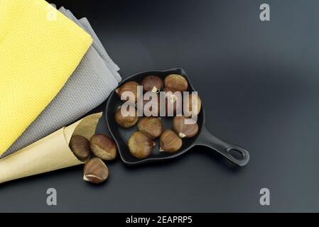 Castagne fresche arrostite nelle loro bucce Foto Stock