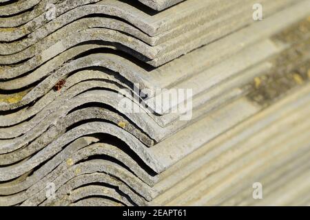 Piegate ordinatamente in una pila di vecchi ardesia. Sfondo di ardesia. Vecchio edificio detriti Foto Stock