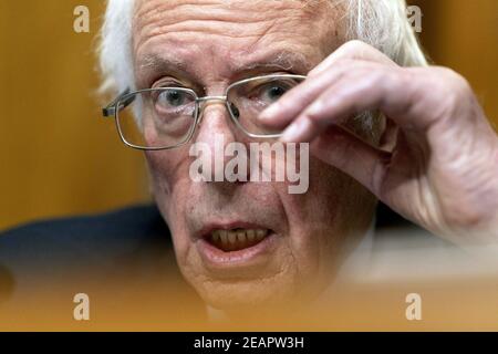 Bernie Sanders, i-Vt., presidente, parla come Neera Tanden, candidato del presidente Joe Biden alla carica di direttore dell'ufficio di gestione e di bilancio (OMB), testimonia ad una commissione del Senato sull'audizione di bilancio su Capitol Hill a Washington, mercoledì 10 febbraio 2021. Foto piscina di Andrew Harnik/UPI Foto Stock