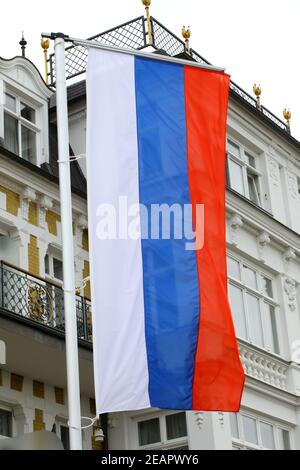 Enorme bandiera di Russia appesa per strada Foto Stock