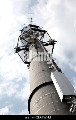 Alta torre di telecomunicazioni su sfondo blu cielo Foto Stock