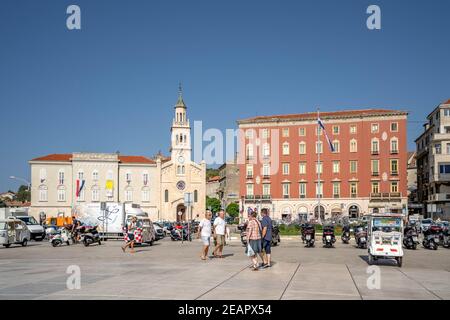 Spalato, Croazia - 14 agosto 2020: Piazza della città della chiesa e monastero di San Francesco Foto Stock