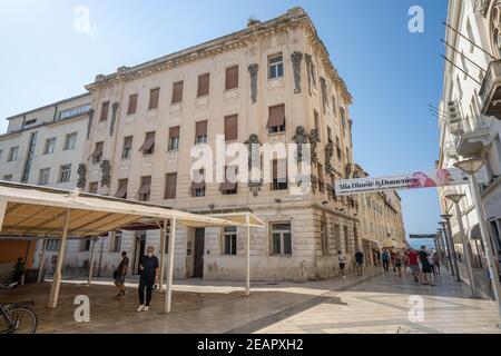 Split, Croazia - 14 agosto 2020: Vista sulla strada fuori dalla città vecchia Foto Stock