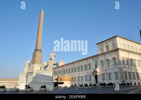 Italia, Roma, fontana del Monte Cavallo con le statue di Castor e Pollux, obelisco e palazzo del Quirinale Foto Stock