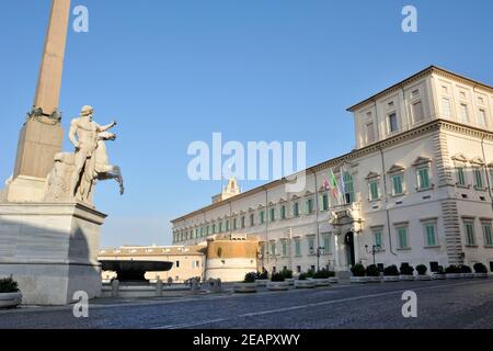 Italia, Roma, fontana di Monte Cavallo con le statue di Castore e Polluce e Palazzo del Quirinale Foto Stock