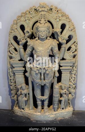 Statua di Vishnu del XII-XIII secolo esposta nel Museo del Principe di Galles, ora conosciuta come il Museo Chhatrapati Shivaji Maharaj a Mumbai, India Foto Stock