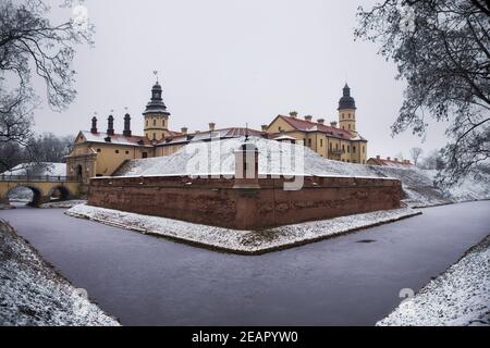 Castello di Nesvizh in inverno. Foto Stock