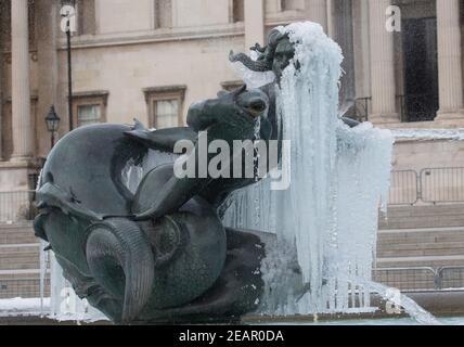 Londra, Regno Unito. 10 Feb 2021. Le cicale si sono formate sulle statue di Trafalgar Square mentre la "bestia dell'Est 2" e la "Storm Darcy" mandano temperature che precipitano sotto lo zero. Credit: Mark Thomas/Alamy Live News Foto Stock