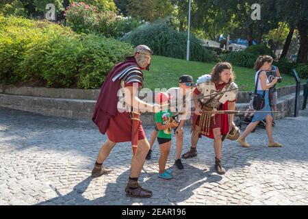 Spalato, Croazia - 14 agosto 2020: I turisti posano con i solidari romani fuori porta d'oro Foto Stock