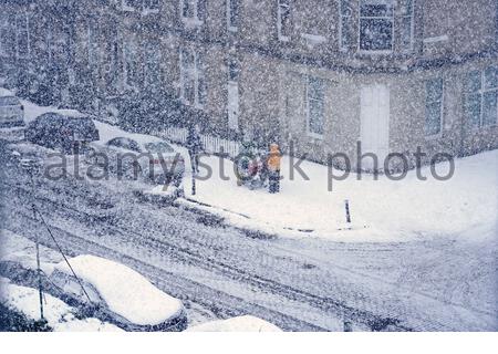 Edimburgo, Scozia, Regno Unito. 10 febbraio 2021. La doccia di neve pesante nel tardo pomeriggio dà alle strade residenziali un'ulteriore copertura di neve. Credit: Craig Brown/Alamy Live News Foto Stock