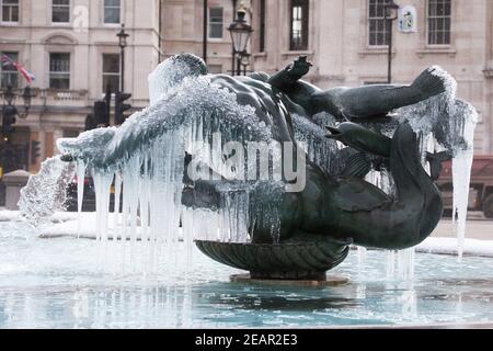 Londra, Regno Unito. 10 Feb 2021. Le cicale si sono formate sulle statue di Trafalgar Square mentre la "bestia dell'Est 2" e la "Storm Darcy" mandano temperature che precipitano sotto lo zero. Credit: Mark Thomas/Alamy Live News Foto Stock