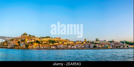 Panorama delle cantine situate lungo il fiume douro a Porto, Portogallo. Foto Stock