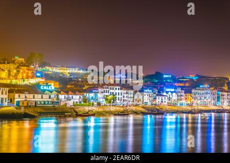 Panorama notturno delle cantine situate lungo il fiume douro a Porto, Portogallo. Foto Stock