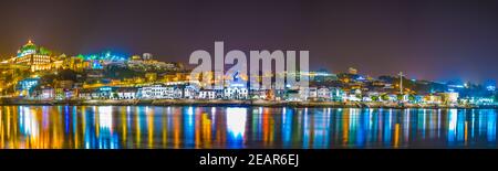 Panorama notturno delle cantine situate lungo il fiume douro a Porto, Portogallo. Foto Stock