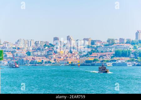 Panorama delle cantine situate lungo il fiume douro a Porto, Portogallo. Foto Stock