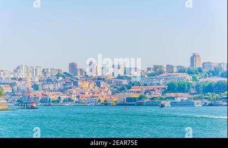 Panorama delle cantine situate lungo il fiume douro a Porto, Portogallo. Foto Stock