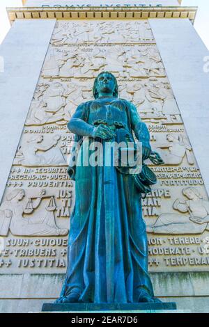 Statua femminile di fronte alla corte di Porto (Tribunal da Relacao do Porto) a Porto Foto Stock