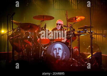 ITALIA, BOLOGNA 2017: Il batterista britannico Roger Taylor ha visto in diretta sul palco durante il concerto della Regina e Adam Lambert all'Unipol Arena di Bologna. Foto Stock