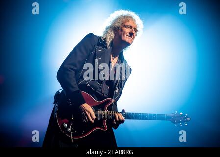 ITALIA, BOLOGNA 2017: Il chitarrista britannico Brian May ha visto in diretta sul palco durante il concerto della Regina e di Adam Lambert all'Unipol Arena di Bologna. Foto Stock