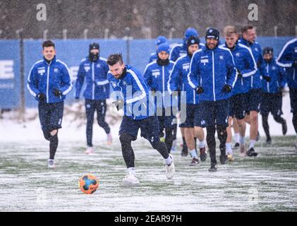 Jerome Gondorf (KSC) nella neve. GES / Calcio / 2. Bundesliga: Karlsruher SC - allenamento, 02/10/2021 Calcio / Calcio: 2. Bundesliga: Sessione di formazione KSC, Karlsruhe, 09 febbraio 2021 | utilizzo in tutto il mondo Foto Stock