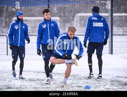 Alexander Groiss (KSC) nella neve. GES / Calcio / 2. Bundesliga: Karlsruher SC - allenamento, 02/10/2021 Calcio / Calcio: 2. Bundesliga: Sessione di formazione KSC, Karlsruhe, 09 febbraio 2021 | utilizzo in tutto il mondo Foto Stock