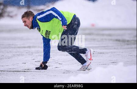 Jannis Rabold (KSC) nella neve. GES / Calcio / 2. Bundesliga: Karlsruher SC - allenamento, 02/10/2021 Calcio / Calcio: 2. Bundesliga: Sessione di formazione KSC, Karlsruhe, 09 febbraio 2021 | utilizzo in tutto il mondo Foto Stock