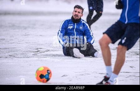 Jerome Gondorf (KSC) si siede nella neve. GES / Calcio / 2. Bundesliga: Karlsruher SC - allenamento, 02/10/2021 Calcio / Calcio: 2. Bundesliga: Sessione di formazione KSC, Karlsruhe, 09 febbraio 2021 | utilizzo in tutto il mondo Foto Stock