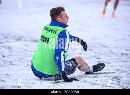 Robin Bormuth (KSC) nella neve. GES / Calcio / 2. Bundesliga: Karlsruher SC - allenamento, 02/10/2021 Calcio / Calcio: 2. Bundesliga: Sessione di formazione KSC, Karlsruhe, 09 febbraio 2021 | utilizzo in tutto il mondo Foto Stock