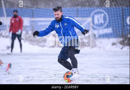 Jerome Gondorf (KSC) nella neve. GES / Calcio / 2. Bundesliga: Karlsruher SC - allenamento, 02/10/2021 Calcio / Calcio: 2. Bundesliga: Sessione di formazione KSC, Karlsruhe, 09 febbraio 2021 | utilizzo in tutto il mondo Foto Stock