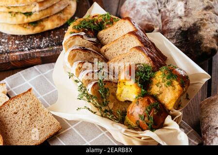 pane fatto in casa in un cestino su sfondo di legno Foto Stock