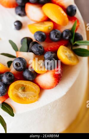 Torta nuziale di lamponi leggeri e mora Foto Stock