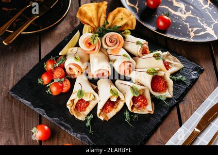 frittelle con pesce rosso e caviale rosso su legno sfondo Foto Stock
