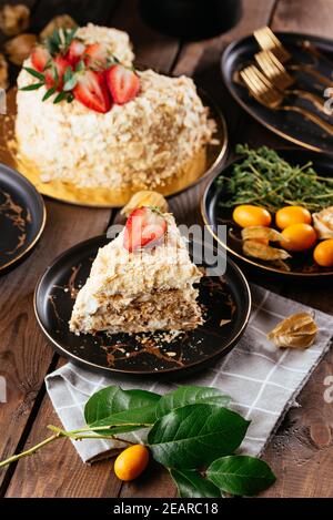 torta leggera con fragole su sfondo ligneo Foto Stock