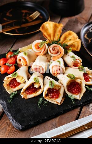 frittelle con pesce rosso e caviale rosso su legno sfondo Foto Stock