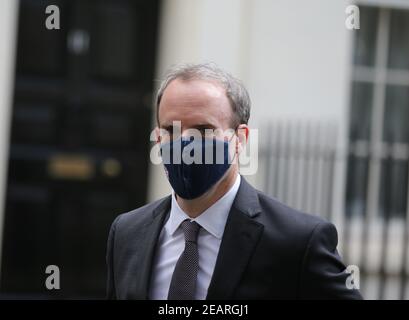 Londra, Inghilterra, Regno Unito. 10 Feb 2021. Il Segretario degli Esteri britannico e il primo Segretario di Stato DOMINIC RAAB si trova a Downing Street. Credit: Tayfun Salci/ZUMA Wire/Alamy Live News Foto Stock