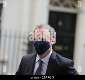 Londra, Inghilterra, Regno Unito. 10 Feb 2021. Il Segretario degli Esteri britannico e il primo Segretario di Stato DOMINIC RAAB si trova a Downing Street. Credit: Tayfun Salci/ZUMA Wire/Alamy Live News Foto Stock
