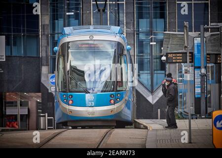 West Midlands Metro tram nel centro di Birminhams, BLU spagnolo costruito CAF Urbos 3 ferrovia leggera su Corporation Street Foto Stock