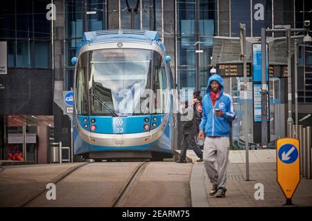 West Midlands Metro tram nel centro di Birminhams, BLU spagnolo costruito CAF Urbos 3 ferrovia leggera su Corporation Street Foto Stock