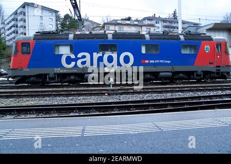Locomotiva cargo della compagnia ferroviaria nazionale svizzera (FFS). Foto scattata il 29 gennaio 2021, Friburgo, Svizzera. Foto Stock
