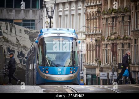 West Midlands Metro tram nel centro di Birminhams, BLU spagnolo costruito CAF Urbos 3 ferrovia leggera su Corporation Street Foto Stock