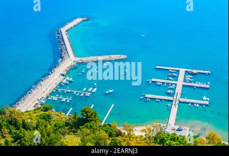 Vista di un molo ricreativo nella città siciliana Cefalu, Italia Foto Stock