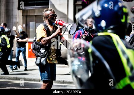 Londra 13 giugno 2020 i manifestanti BLM si scontrano con i gruppi di estrema destra e la polizia a Trafalgar Square Foto Stock