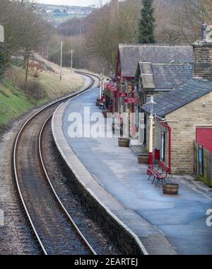 La piattaforma curvante e le piste del Keighley e Worth Ferrovia a valle alla stazione di Haworth Foto Stock